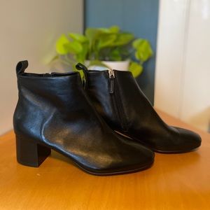 STEVE MADDEN SOFT LEATHER ankle bootie